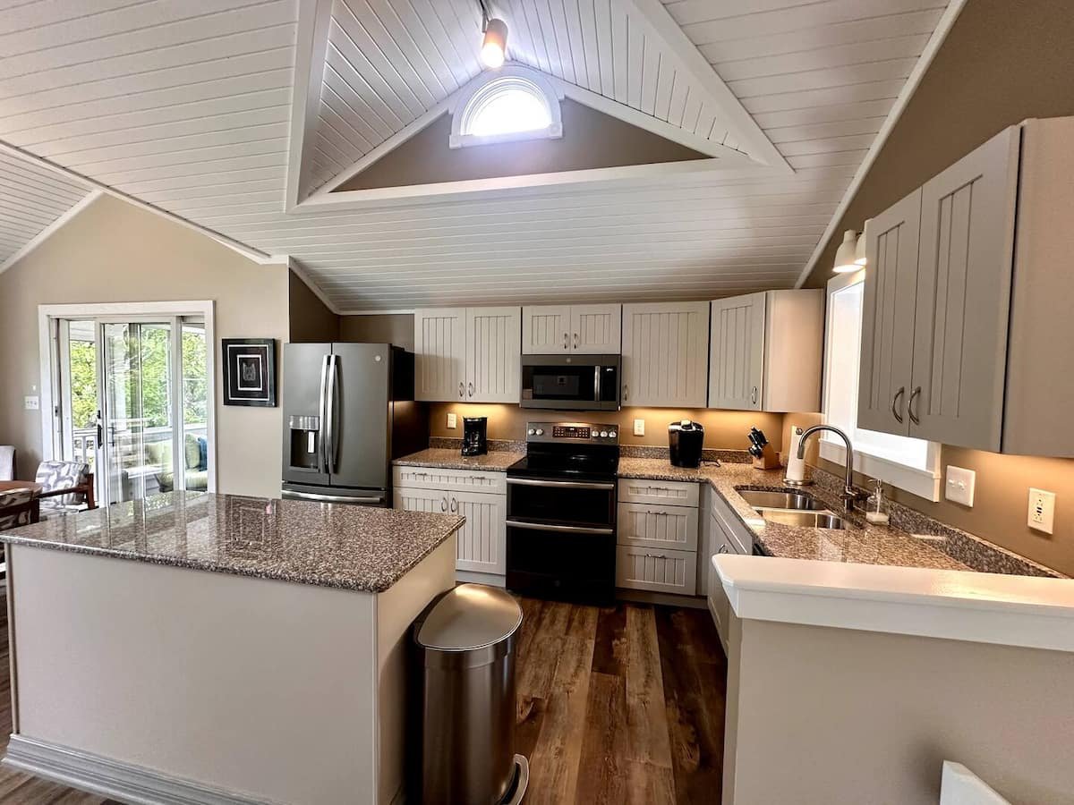 Full kitchen · View 1