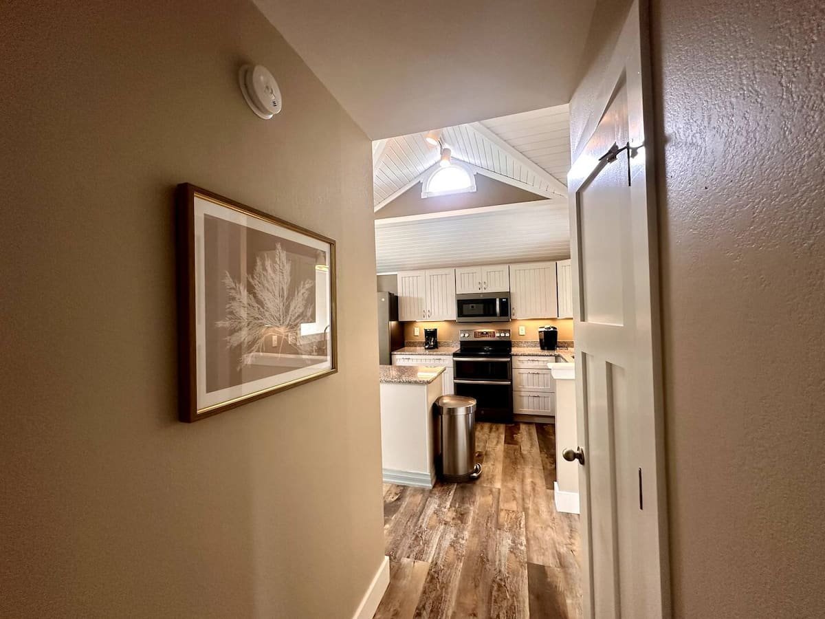 Full kitchen · View 2
