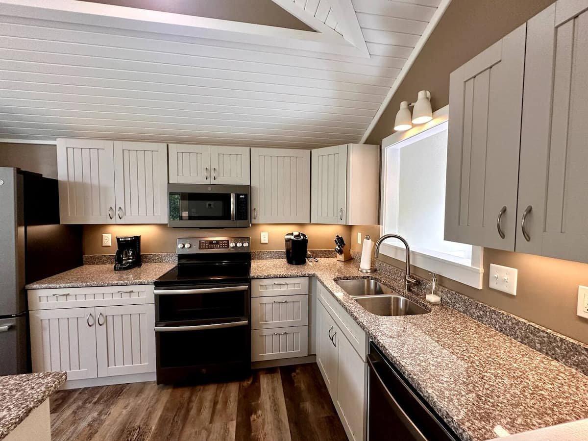Full kitchen · View 4