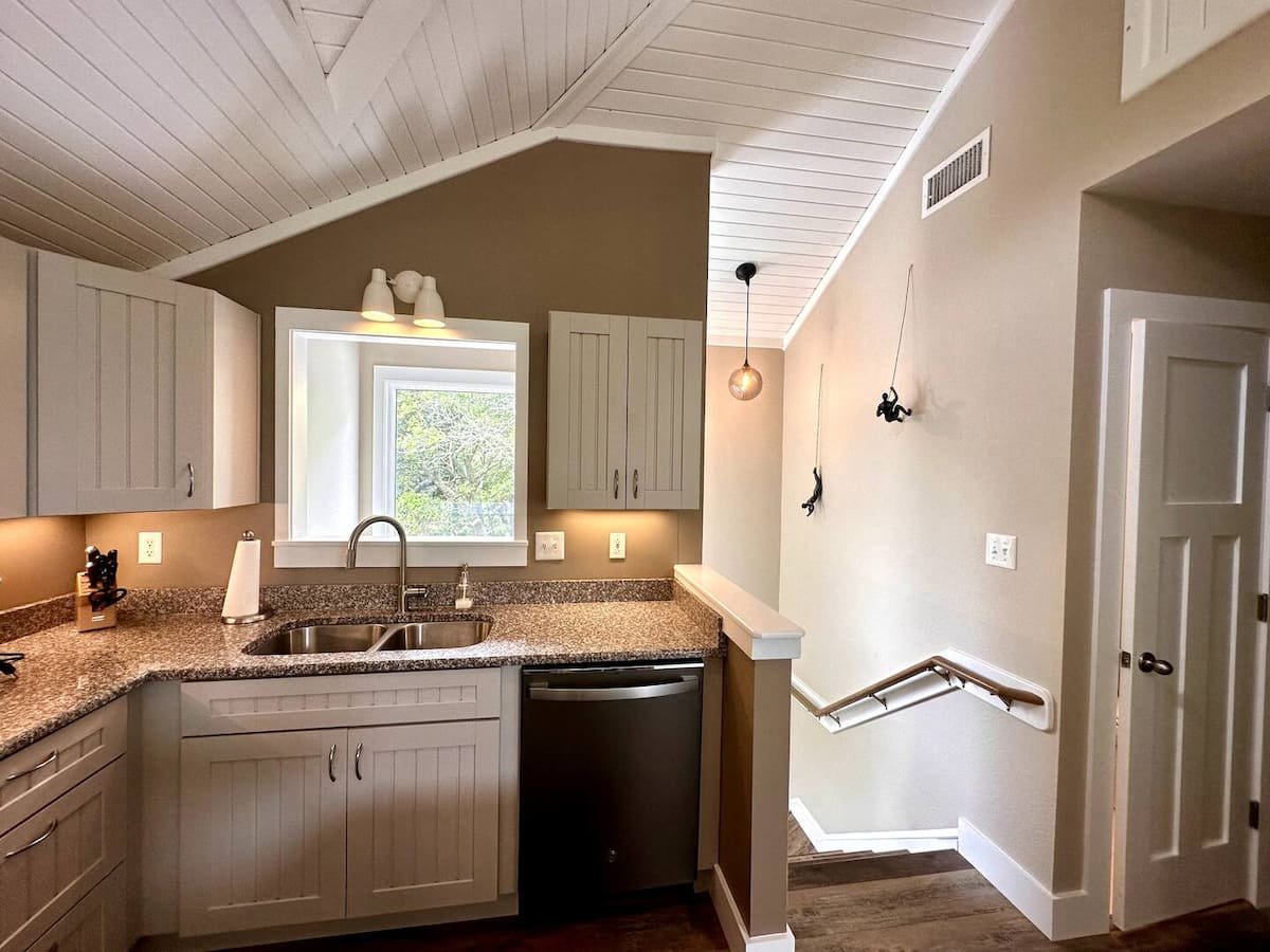 Full kitchen · View 5