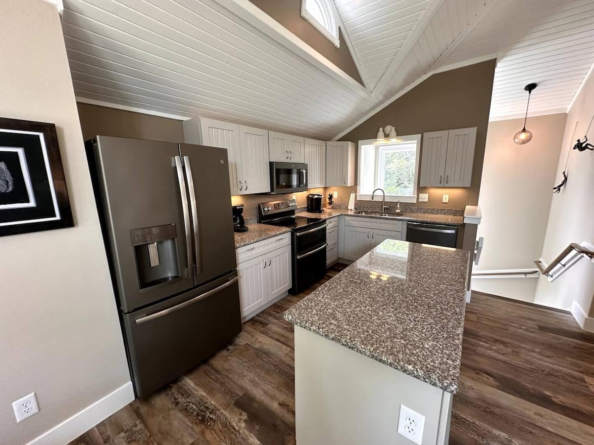 Full kitchen · View 6