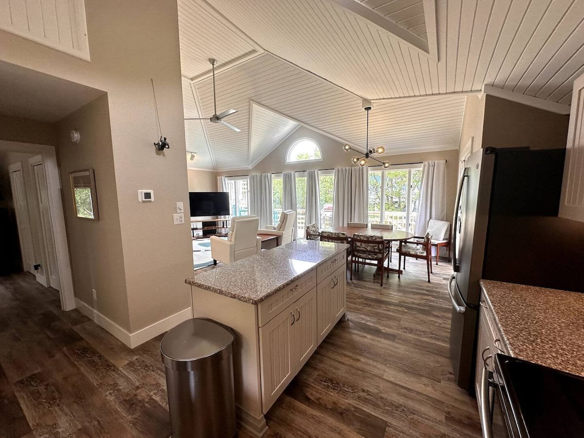 Full kitchen · View 7