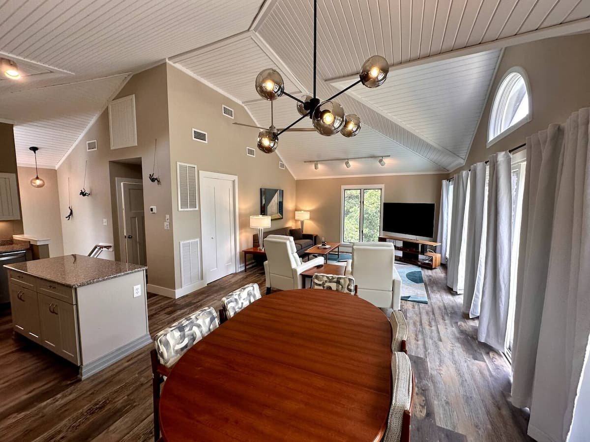 Dining area · View 1