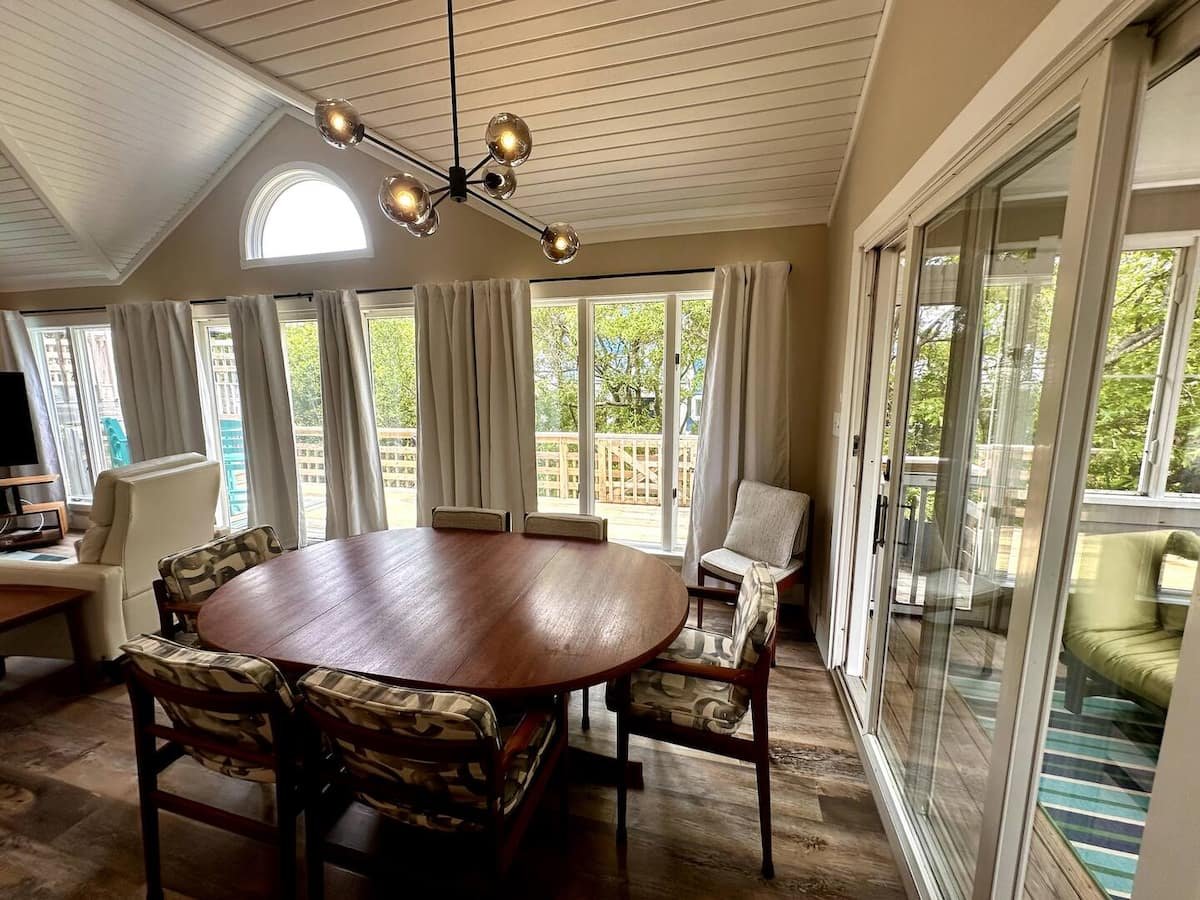 Dining area · View 2
