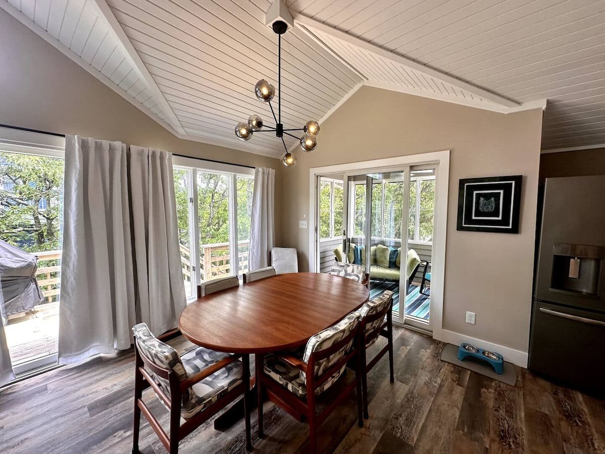 Dining area · View 3
