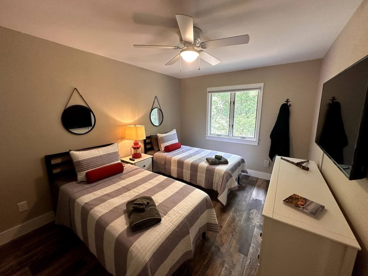 Twin bedroom