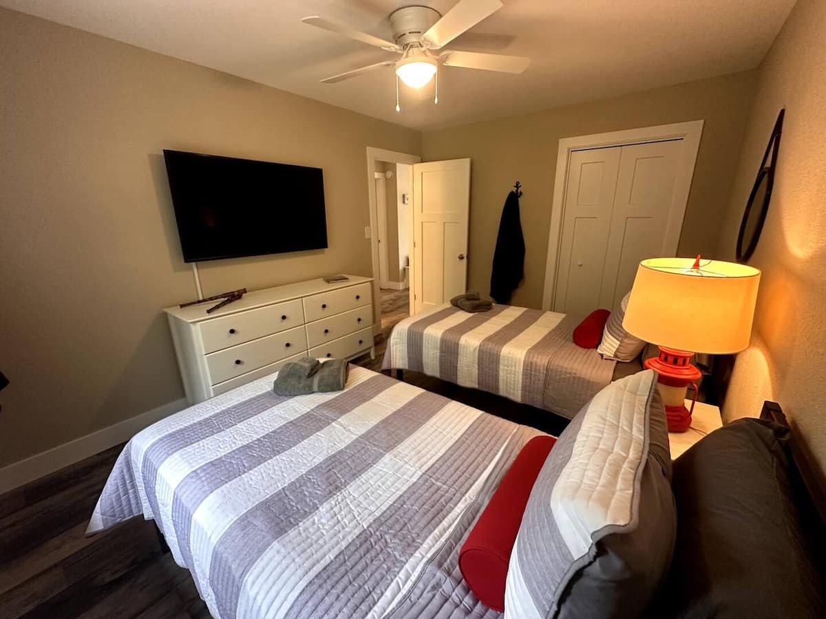 Twin bedroom