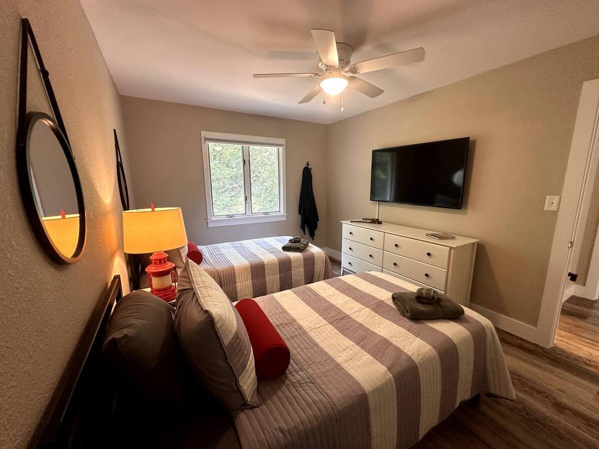 Twin bedroom